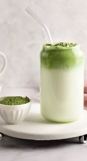 Dieses Rezept versüßt deinen Sommertag: Der Blueberry Matcha Latte!