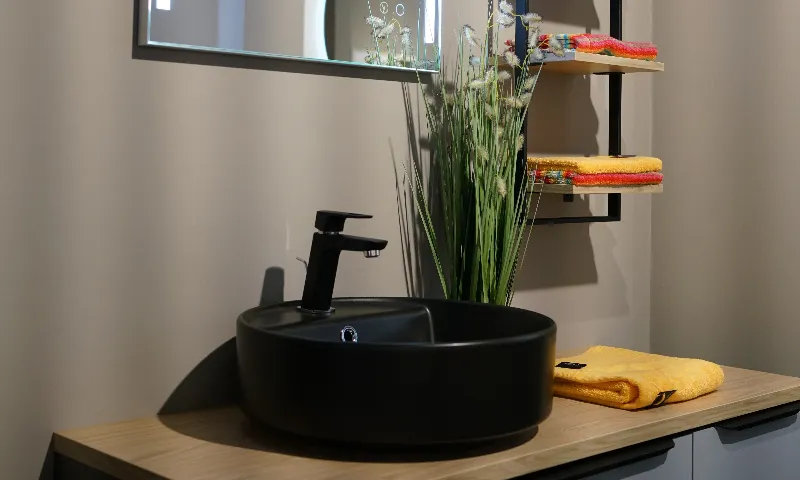 Schwarzer Chic mit Holz und Weiß fürs Bad